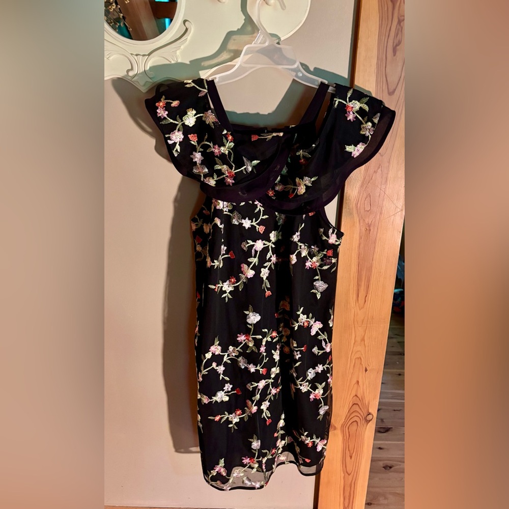 ⭐️LOVEDROBE Floral Embroidered Overlay Off Shoulder Ruffle Dress Size 12⭐️ NWOT